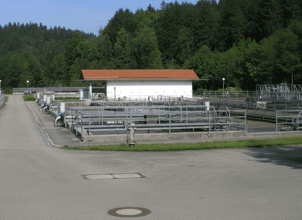 Belebungsbecken, dahinter: Gebäude für Gebläse und Pumpen (im Keller), sowie Online-Messung