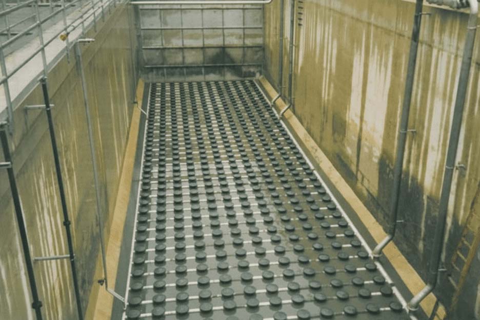 Belüftungsteller am Boden de Belebungsbecken