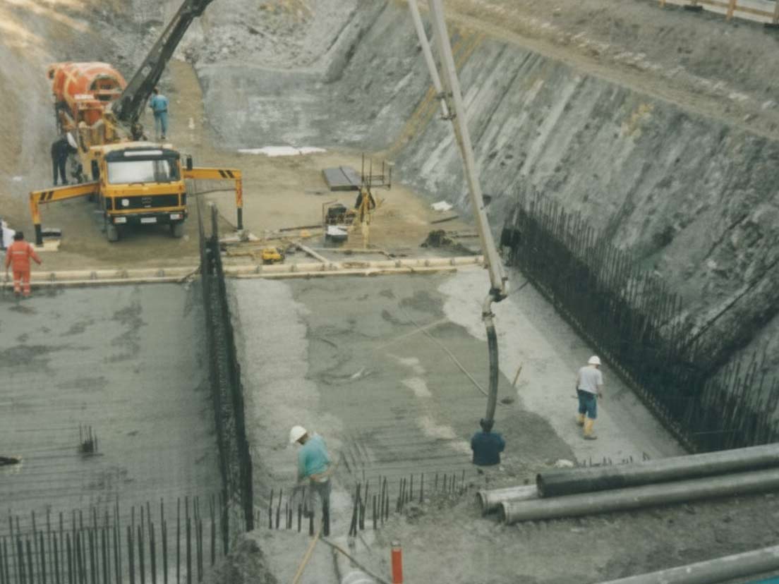 Betonieren des 7 Meter tiefen Belebungsbeckens im Oktober 1990