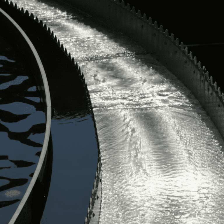 Geklärtes Abwasser in der Ablaufrinne