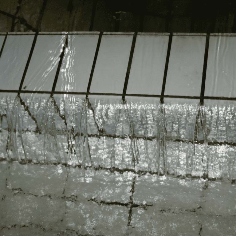 Geklärtes Abwasser im Probenahmeschaft