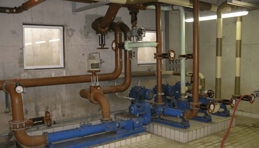 Rohrleitungen und Pumpen zur Schlammentwässerung