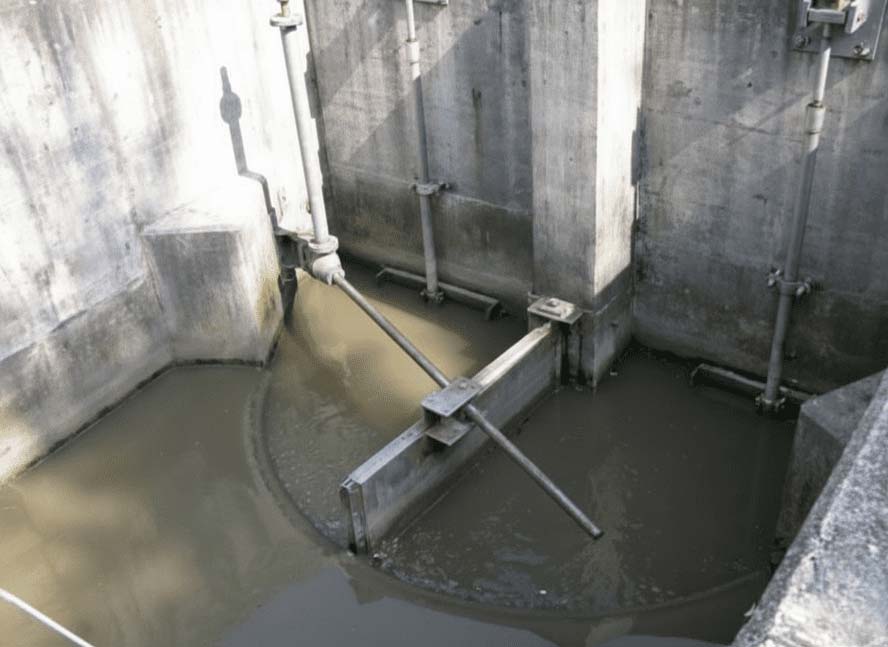 Verteilerbauwerk des Abwassers aus der Vorklärung in die zwei Straßen der Belebung