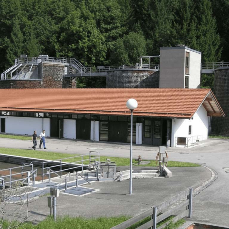 Werkstattgebäude und Faultürme